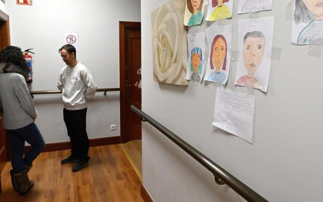 Nueve familias residen actualmente en la vivienda compartida que el Ayuntamiento de Bilbao abrió en mayo del año pasado. Nueve familias residen actualmente en la vivienda compartida que el Ayuntamiento de Bilbao abrió en mayo del año pasado.