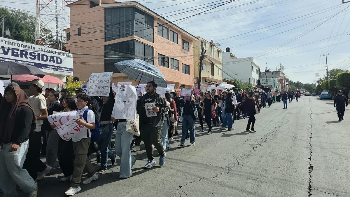 Marcha de estudiantes en protesta por el asesinato de la estudiante canaria asesinada en México.