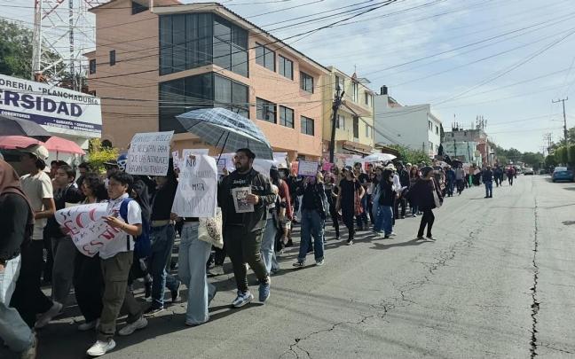 Marcha de estudiantes en protesta por el asesinato de la estudiante canaria asesinada en México.