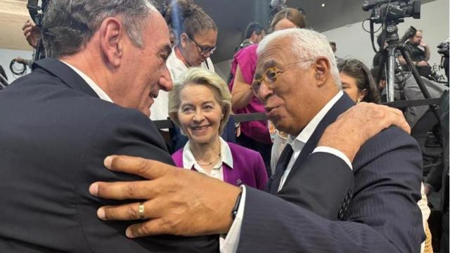 El presidente de Iberdrola, Ignacio Sánchez Galán, saluda a Antonio Costa, presidente del Consejo Europeo en la COP30