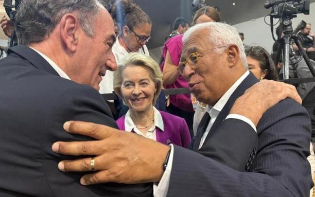 El presidente de Iberdrola, Ignacio Sánchez Galán, saluda a Antonio Costa, presidente del Consejo Europeo en la COP30