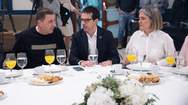 El portavoz parlamentario de EH Bildu, Pello Otxandiano, entre Arnaldo Otegi y Nerea Kortajarena / Europa Press El portavoz parlamentario de EH Bildu, Pello Otxandiano, entre Arnaldo Otegi y Nerea Kortajarena