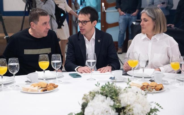 El portavoz parlamentario de EH Bildu, Pello Otxandiano, entre Arnaldo Otegi y Nerea Kortajarena / Europa Press El portavoz parlamentario de EH Bildu, Pello Otxandiano, entre Arnaldo Otegi y Nerea Kortajarena