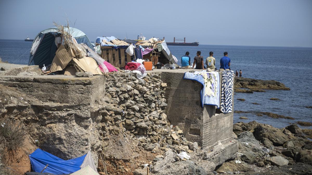 Varios inmigrantes acampados en una playa en Ceuta