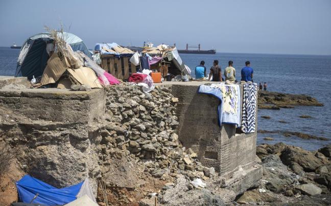 Varios inmigrantes acampados en una playa en Ceuta