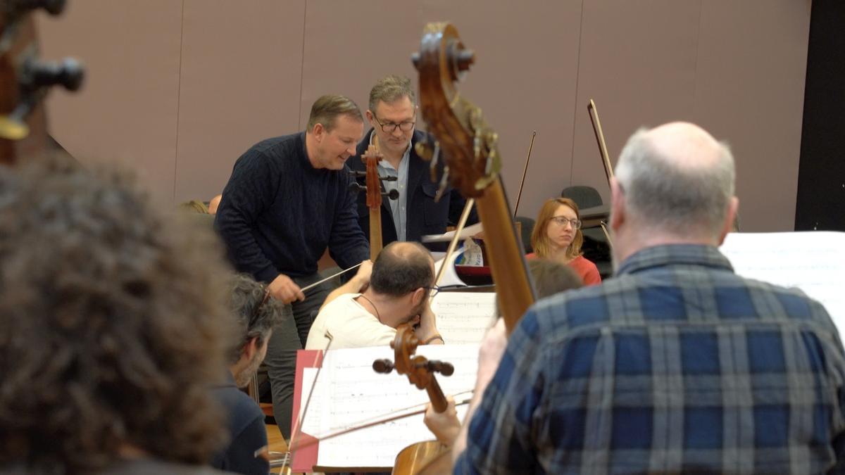 Gabriel Erkoreka, trabajando ayer con Erik Nielsen y los músicos de la BOS.