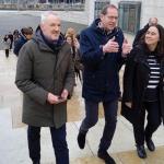 Prudhomme, director del Tour, en el centro, durante la visita a la explanada del Guggenheim