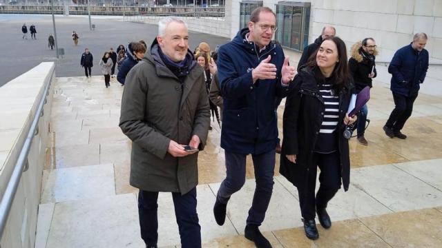 Prudhomme, director del Tour, en el centro, durante la visita a la explanada del Guggenheim Prudhomme, director del Tour, en el centro, durante la visita a la explanada del Guggenheim