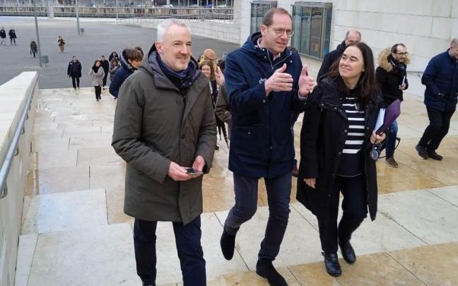 Prudhomme, director del Tour, en el centro, durante la visita a la explanada del Guggenheim Prudhomme, director del Tour, en el centro, durante la visita a la explanada del Guggenheim