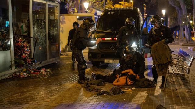 Una persona detenida por los Mossos durante los disturbios de Barcelona.