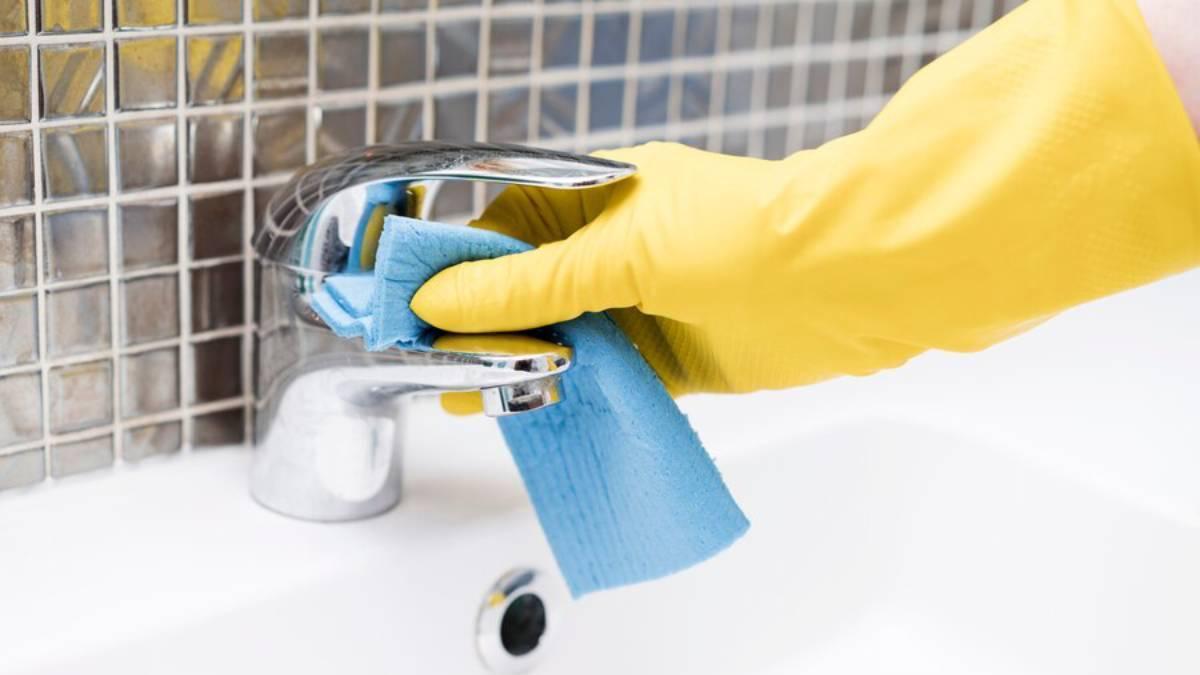 Limpieza a fondo del baño para eliminar completamente la cal, residuos y bacterias