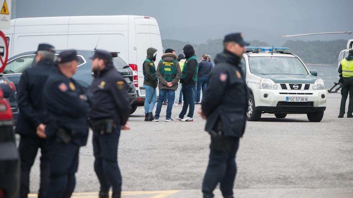 Hallan un narcosubmarino abandonado frente a la costa de Arousa