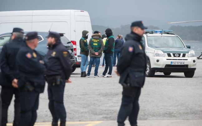 Hallan un narcosubmarino abandonado frente a la costa de Arousa