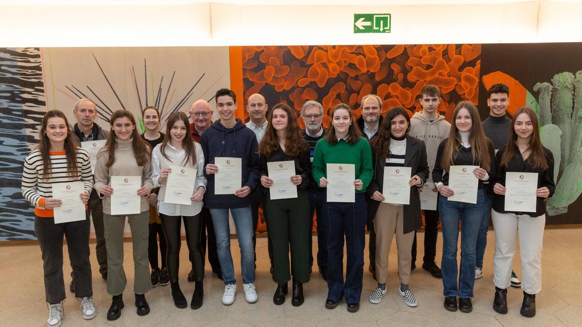 En la entrega de premios estuvieron presentes los tres ganadores, los alumnos que recibieron las menciones especiales, así como representantes de la Facultad de Ciencias de la Universidad de Navarra y del Colegio Oficial de Biólogos de Navarra.