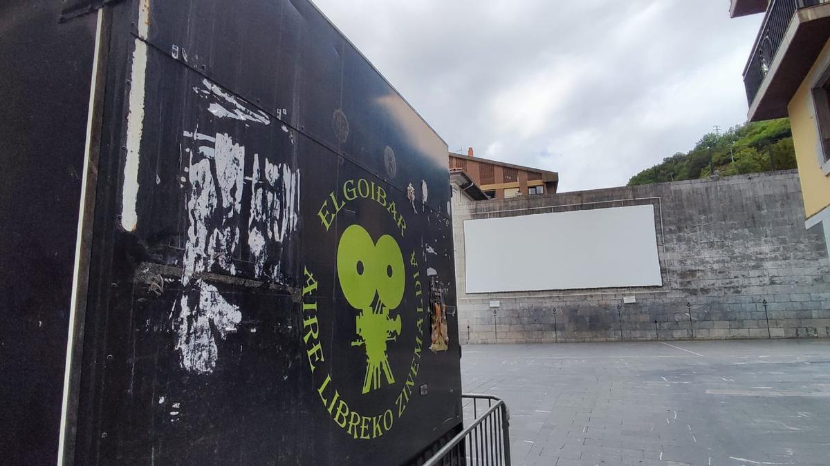 El proyector y la pantalla instalados en Kalegoen están a la espera de los primeros espectadores la noche del viernes.