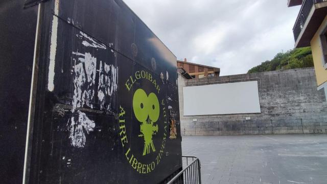 El proyector y la pantalla instalados en Kalegoen están a la espera de los primeros espectadores la noche del viernes.