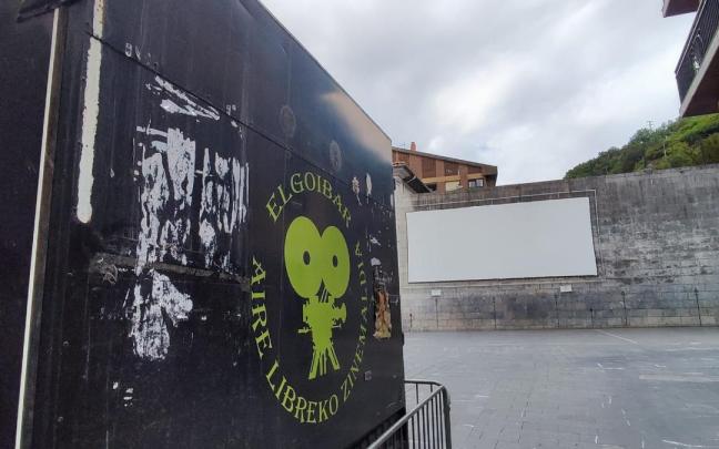 El proyector y la pantalla instalados en Kalegoen están a la espera de los primeros espectadores la noche del viernes.