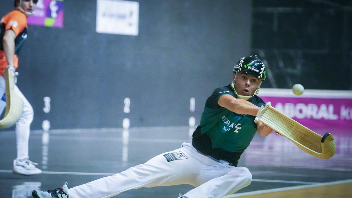 En imágenes: Alex Goitiandia-Lekerika y Urreisti-López suman sus primeros triunfos del Winter Series ante Johan-Gorka y Goixerri-Manci en la jornada inaugural del Winter Series.