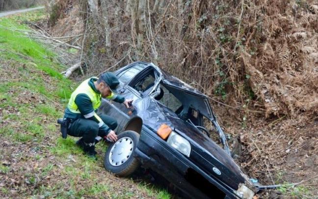 Imagen del coche accidentado que conducía un menor de 14 años en la localidad de Laza / Guardia Civil Imagen del coche accidentado que conducía un menor de 14 años en la localidad de Laza
