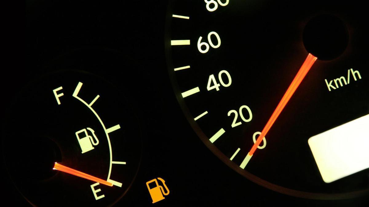 El indicador de combustible y el velocímetro de un vehículo.