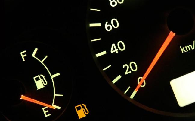 El indicador de combustible y el velocímetro de un vehículo. El indicador de combustible y el velocímetro de un vehículo.