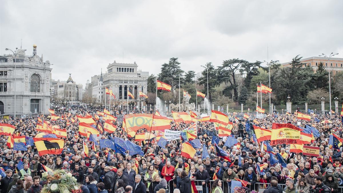 Miles de personas protestan en Madrid contra la amnistía y gritan contra Sánchez.