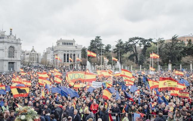 Miles de personas protestan en Madrid contra la amnistía y gritan contra Sánchez.
