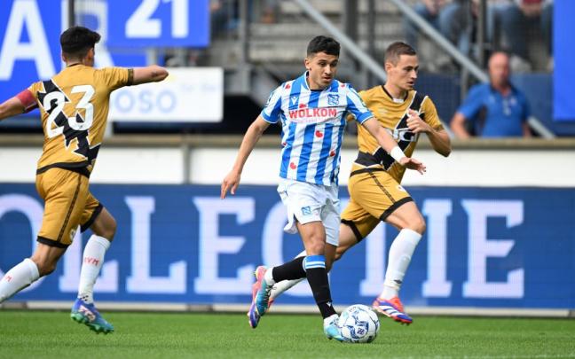 Un lance del partido que disputaron Heerenveen y Rayo Vallecano, este viernes en Países Bajos. HEERENVEEN