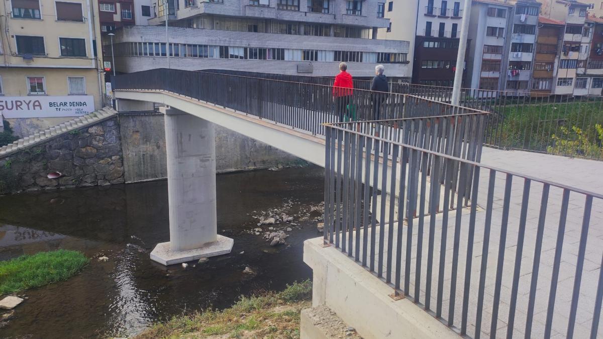 Los vecinos de Urazandi y todos los que necesitan acudir a este populoso barrio disfrutan ya del nuevo puente.