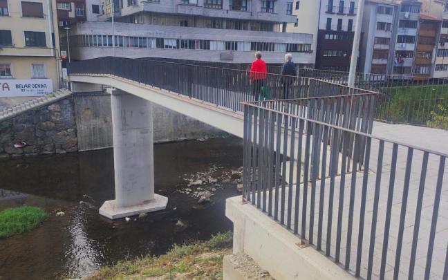 Los vecinos de Urazandi y todos los que necesitan acudir a este populoso barrio disfrutan ya del nuevo puente.