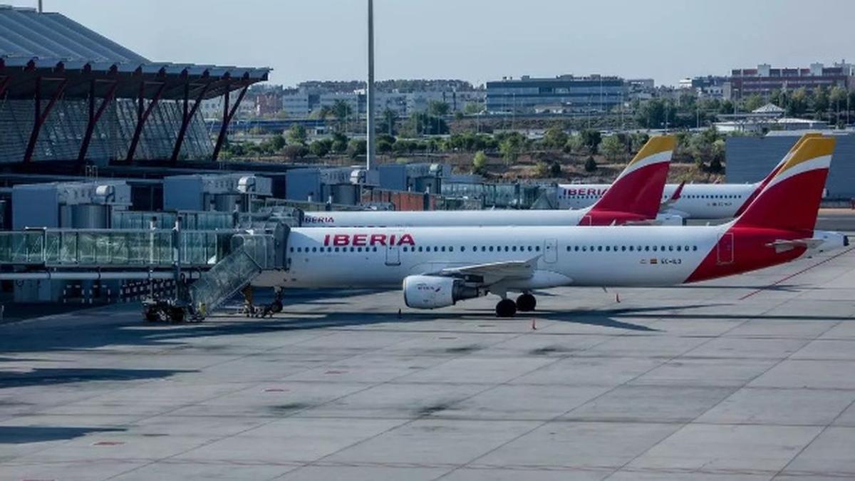 Unos aviones, en la pista del aeropuerto de Barajas.