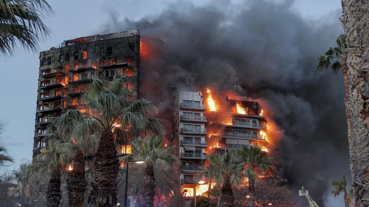 El edificio incendiado en Valencia.