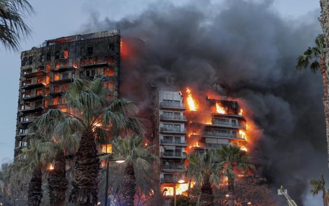 El edificio incendiado en Valencia.