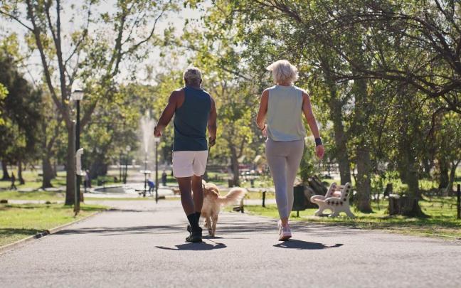 Lo recomendable es combinar actividad moderada e intensa a lo largo de la semana.