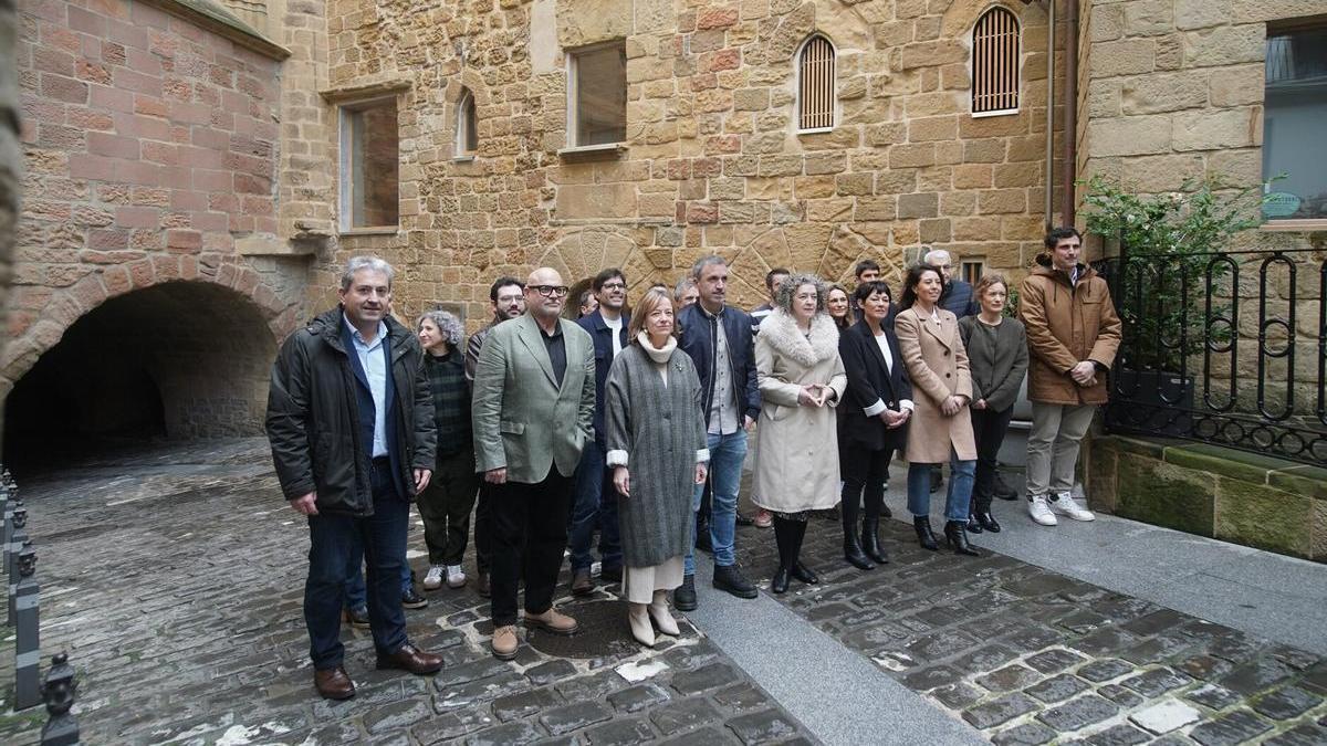 Asistentes a la inauguración del espacio Elkano Mundubira este jueves en Getaria.