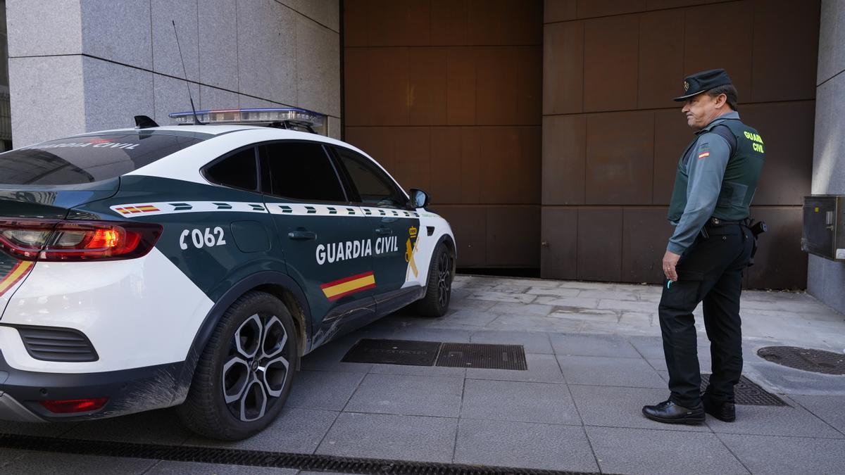 El matrimonio que tenía a sus tres hijos encerrados en su casa desde 2021, llegando al Juzgado número 3 de Oviedo.