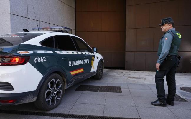 El matrimonio que tenía a sus tres hijos encerrados en su casa desde 2021, llegando al Juzgado número 3 de Oviedo.
