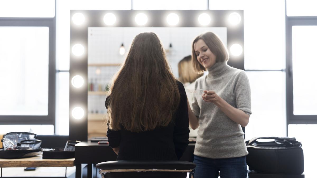Una mujer conversando con su peluquera.
