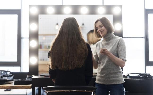 Una mujer conversando con su peluquera.