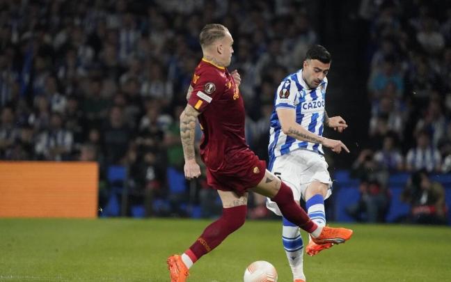 Diego Rico, ante Karsdorp. / RUBEN PLAZA