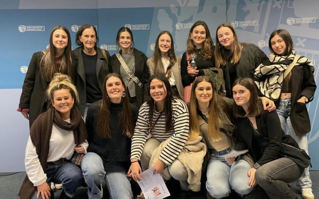 Arrasate Institutuko ikasle eta irakasleak. Ariana Nespereira, bosgarrena, zutik.