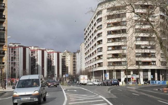 Vehículos circulan cerca de la sede de la Jefatura de Tráfico. Vehículos circulan cerca de la sede de la Jefatura de Tráfico.