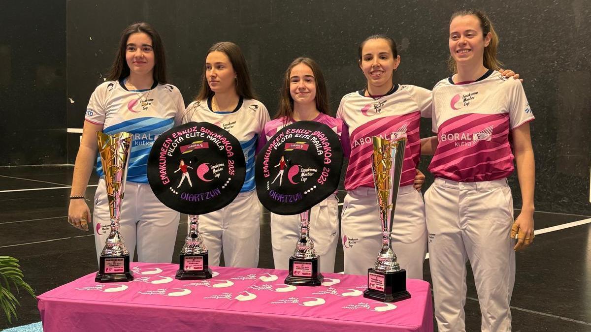 Las pelotaris, en la presentación de la final del Parejas en Oiartzun.