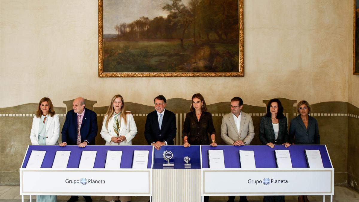 El presidente del Grupo Planeta, José Creuheras, junto al jurado durante la celebración de la rueda de prensa del 75º Premio Planeta de novela.