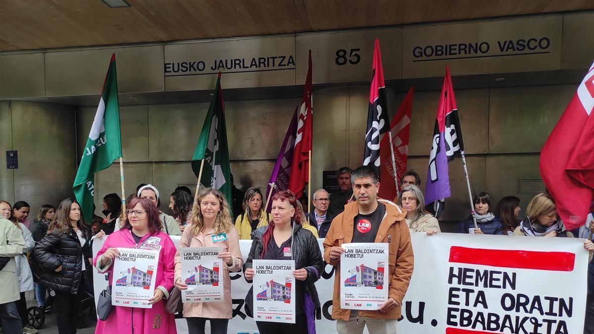 Concentración de los sindicatos Steilas, LAB, ELA y CCOO en el registro de nuevas huelgas de la educación pública para el mes de mayo.