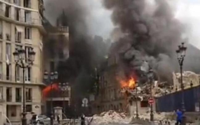 Varios edificios arden en París.