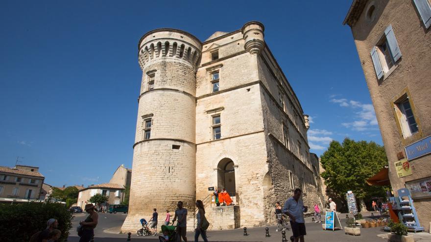 Turistas en la zona del castillo.