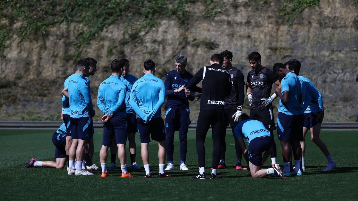 Imanol se dirige a sus futbolistas durante el entrenamiento de este viernes en Zubieta.