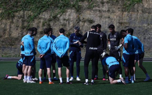Imanol se dirige a sus futbolistas durante el entrenamiento de este viernes en Zubieta.