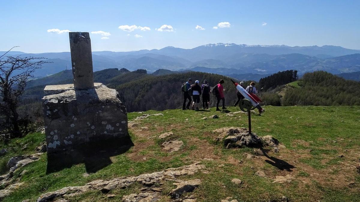 Montañeros en la cima de Murumendi.